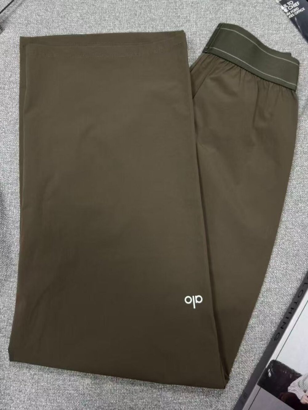 ALO Yoga⛵NWT Suit Up Trouser Olive (Regular Limited) - Picture 8 of 8